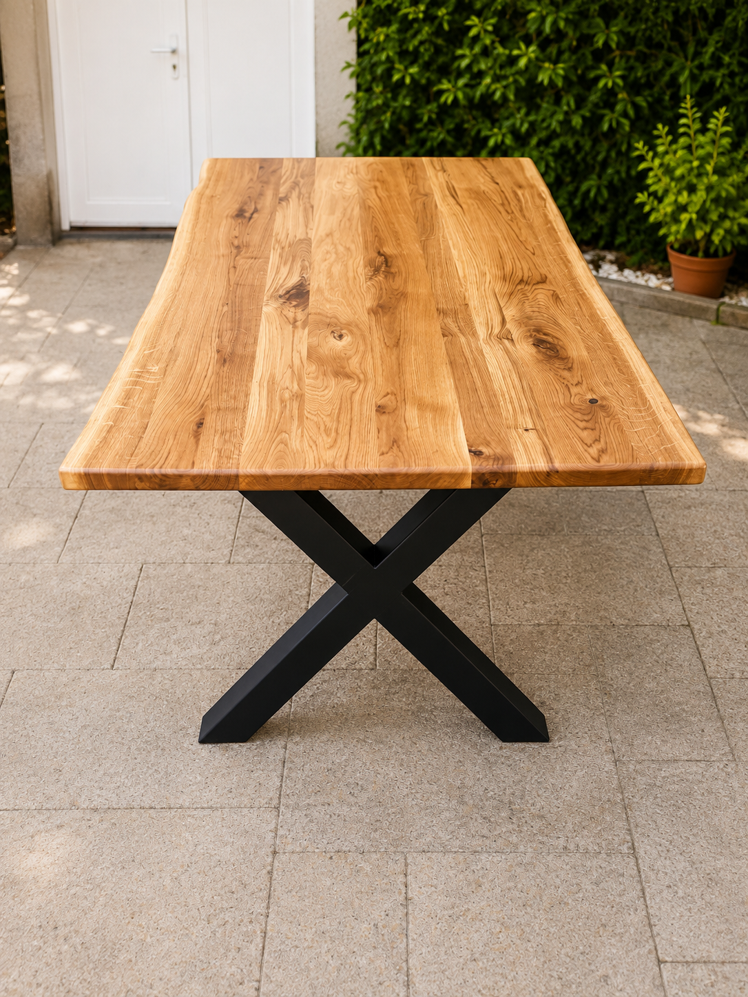 Verkaufter Massivholztisch X-Line aus Eiche mit schwarzem Gestell